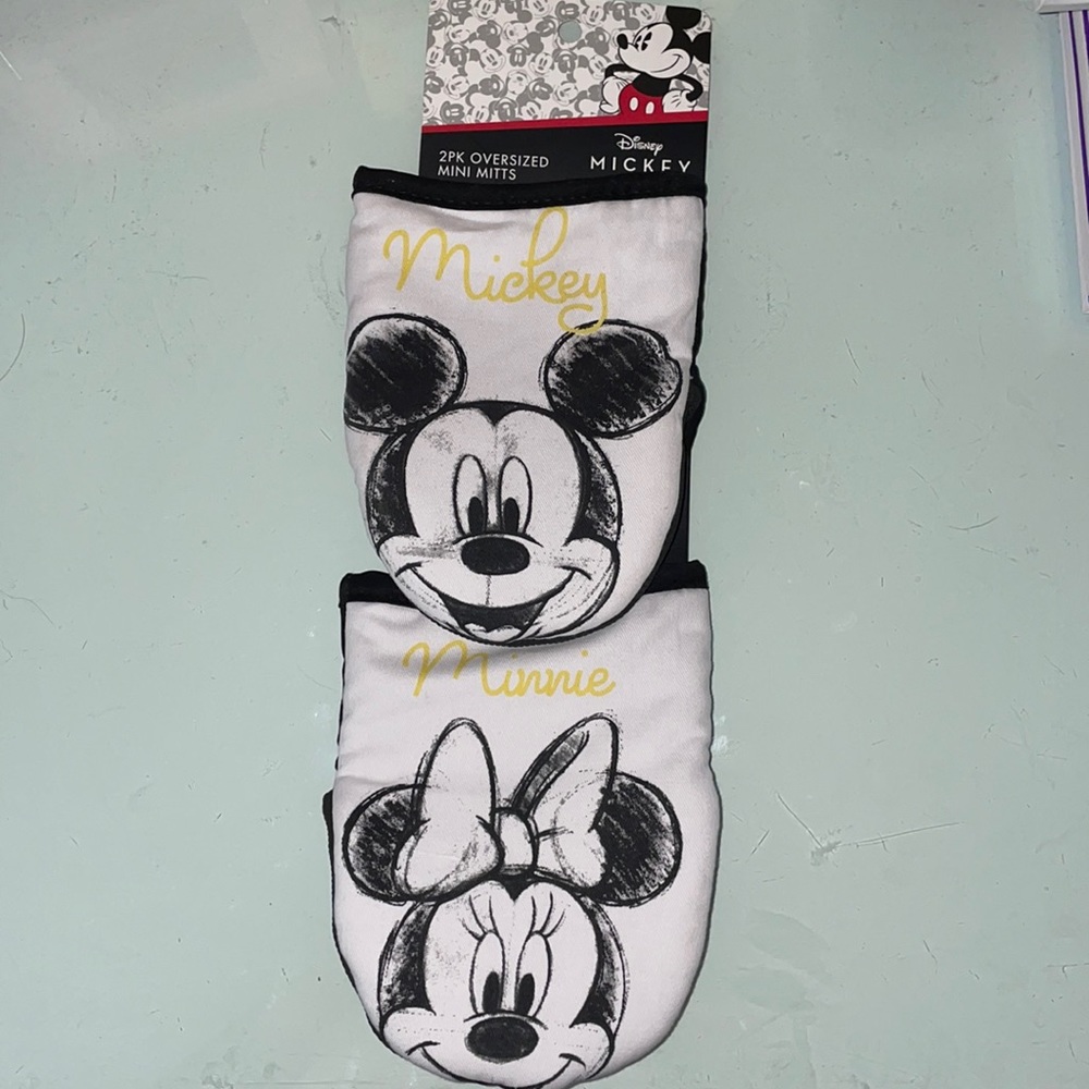 ⭐️2 for $18⭐️ Disney Mickey and Minnie Oven Mitts